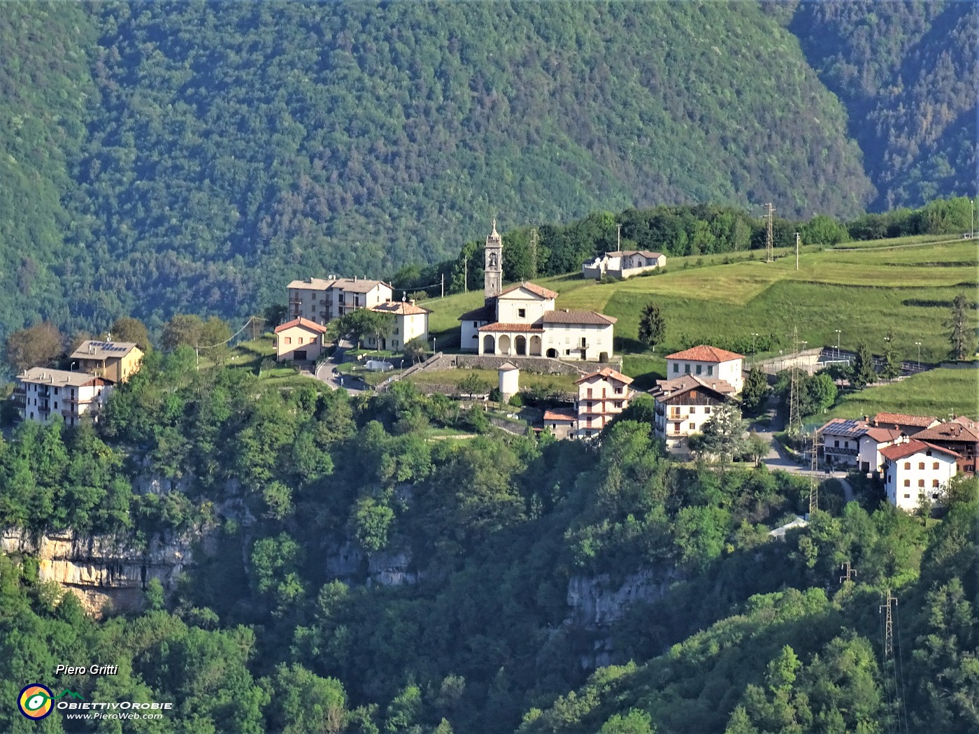 13 Salendo in Corna Bianca zoom su Miragolo San Marco, frazione di Zogno.JPG